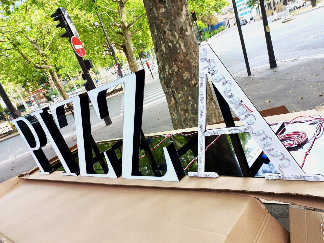 Enseignes et lettres - Au Bon Signe Parisien