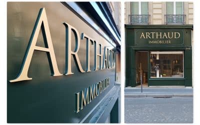 Enseigne haut de gamme en laiton relief – Arthaud Immobilier, Paris 8e