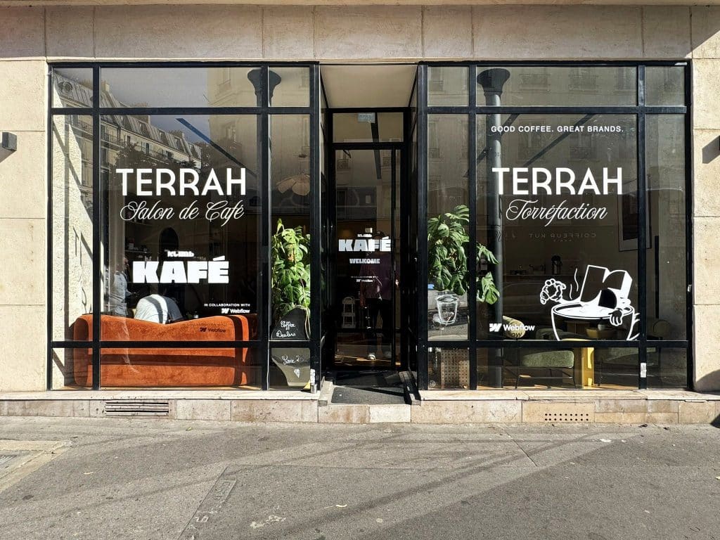Marquage de vitrine en lettrage adhésif blanc permanent Terrah et stickers événementiels temporaires Klimb Café à Paris 11ème.