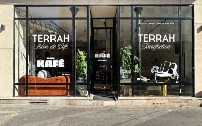Marquage de vitrine et signalétique événementielle – Terrah x Klimb Café, Paris 11e