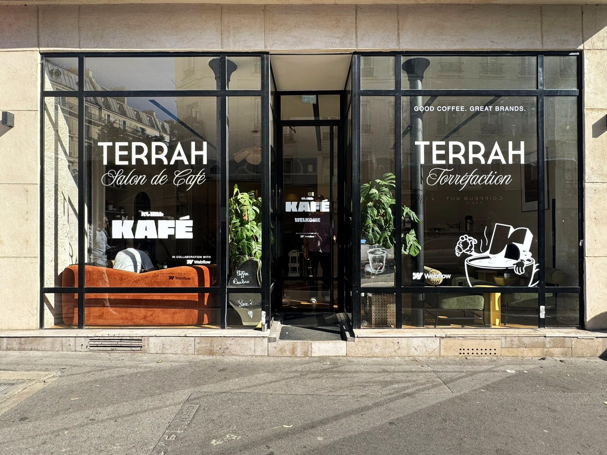 au-bon-signe-parisien-vitrophanie-stickers-temporaires-coffee-shop-paris11 Marquage de vitrine en lettrage adhésif blanc permanent Terrah et stickers événementiels temporaires Klimb Café à Paris 11ème.